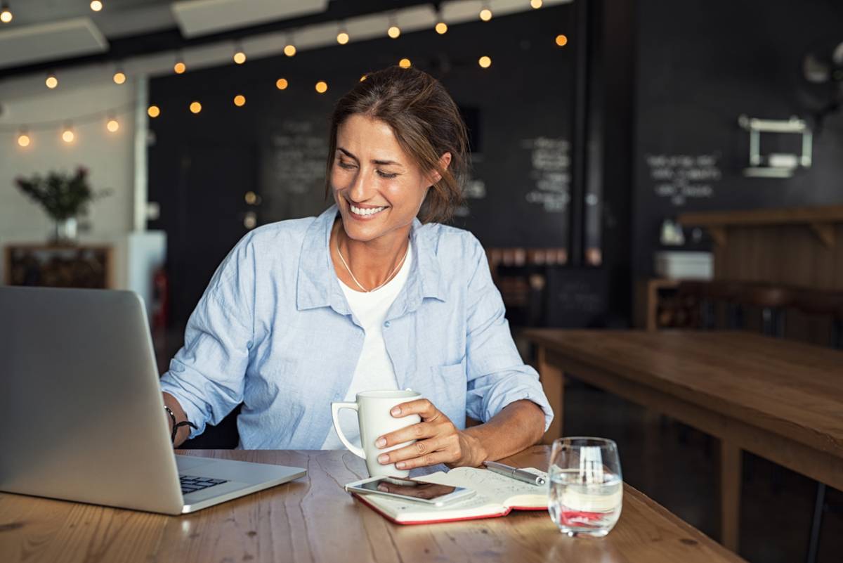 Woman sitting and studying at a bar.